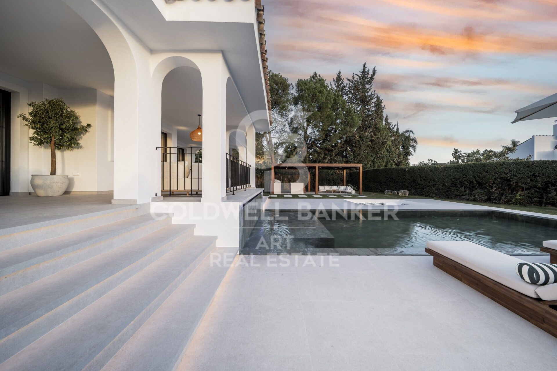 Spectaculaire villa entièrement rénovée de cinq chambres à Nueva Andalucía, Marbella