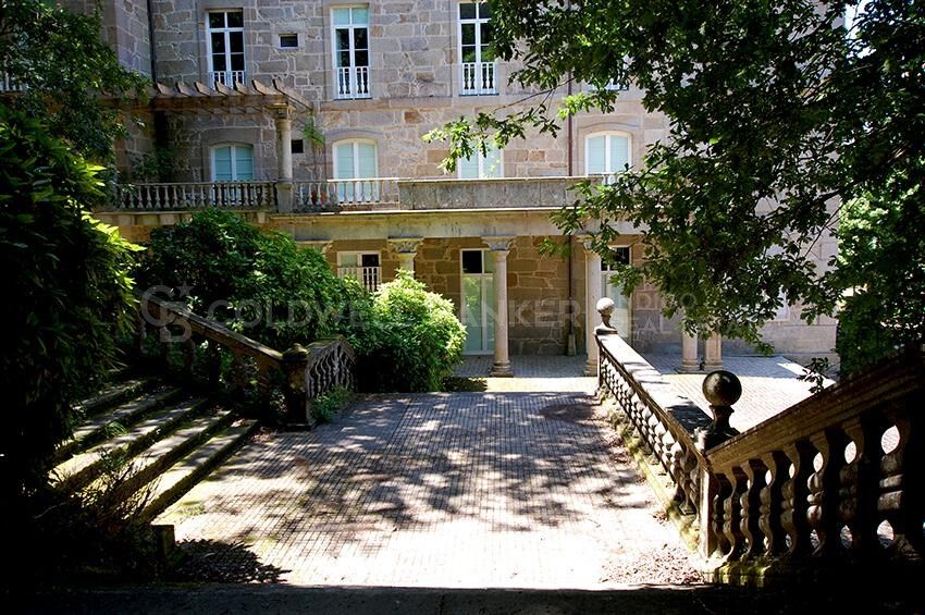 Vivir la historia con lujo: ático dúplex exclusivo en Mondariz balneario