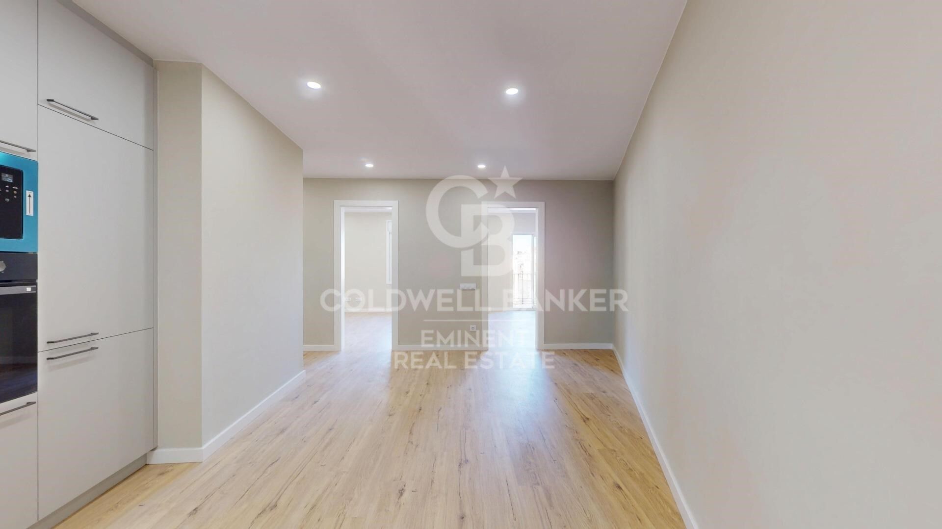 Spectacular high-floor apartment with dual orientation on Rambla Brasil, delivered with a full refurbishment.