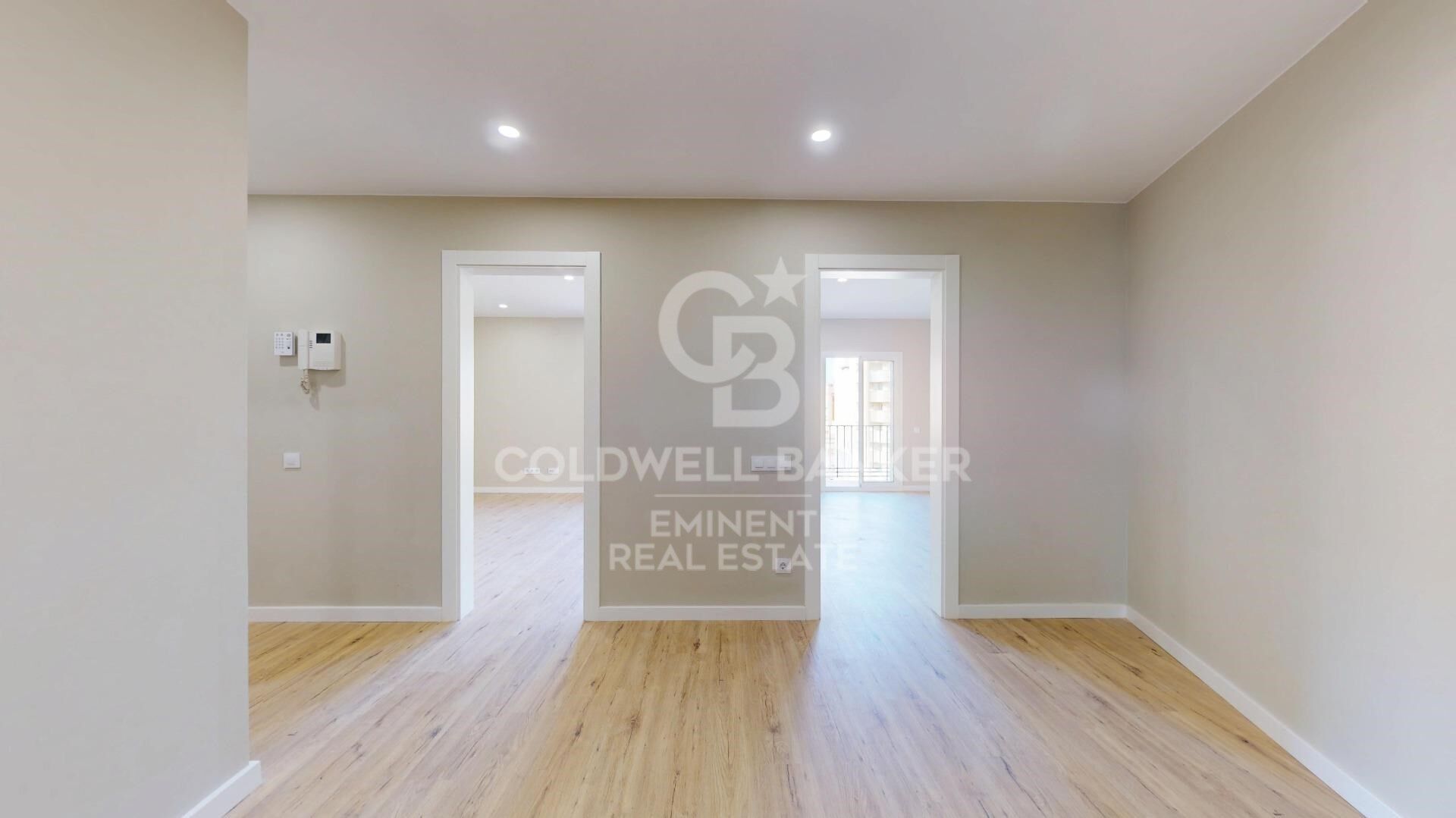 Spectacular high-floor apartment with dual orientation on Rambla Brasil, delivered with a full refurbishment.