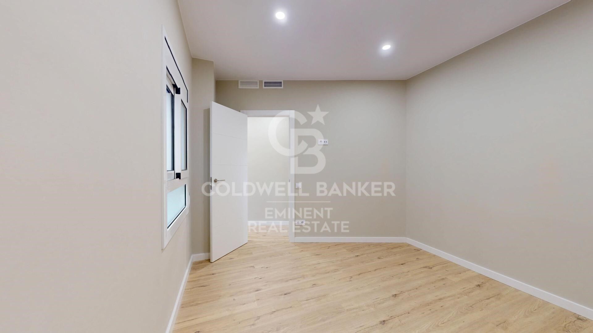 Spectacular high-floor apartment with dual orientation on Rambla Brasil, delivered with a full refurbishment.