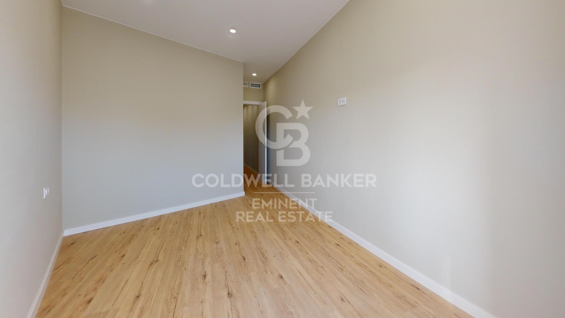 Spectacular high-floor apartment with dual orientation on Rambla Brasil, delivered with a full refurbishment.