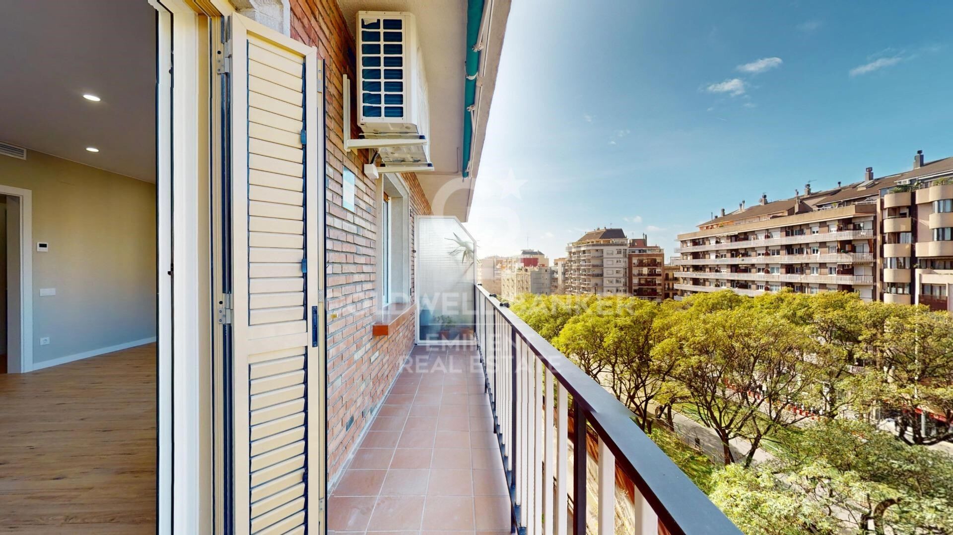 Spektakuläre Wohnung in oberer Etage mit doppelter Ausrichtung an der Rambla Brasil, die vollständig renoviert übergeben wird.