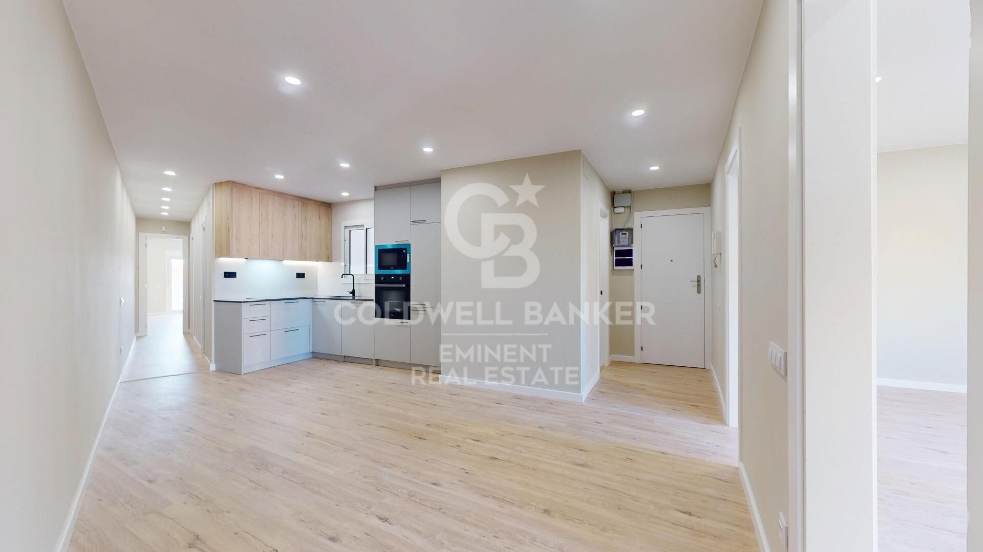 Spectacular high-floor apartment with dual orientation on Rambla Brasil, delivered with a full refurbishment.