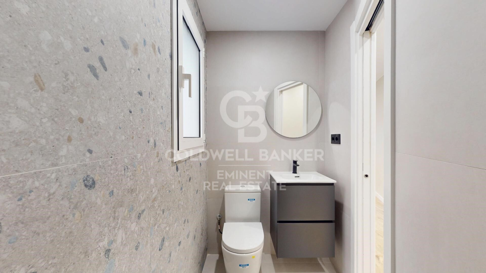 Spectacular high-floor apartment with dual orientation on Rambla Brasil, delivered with a full refurbishment.