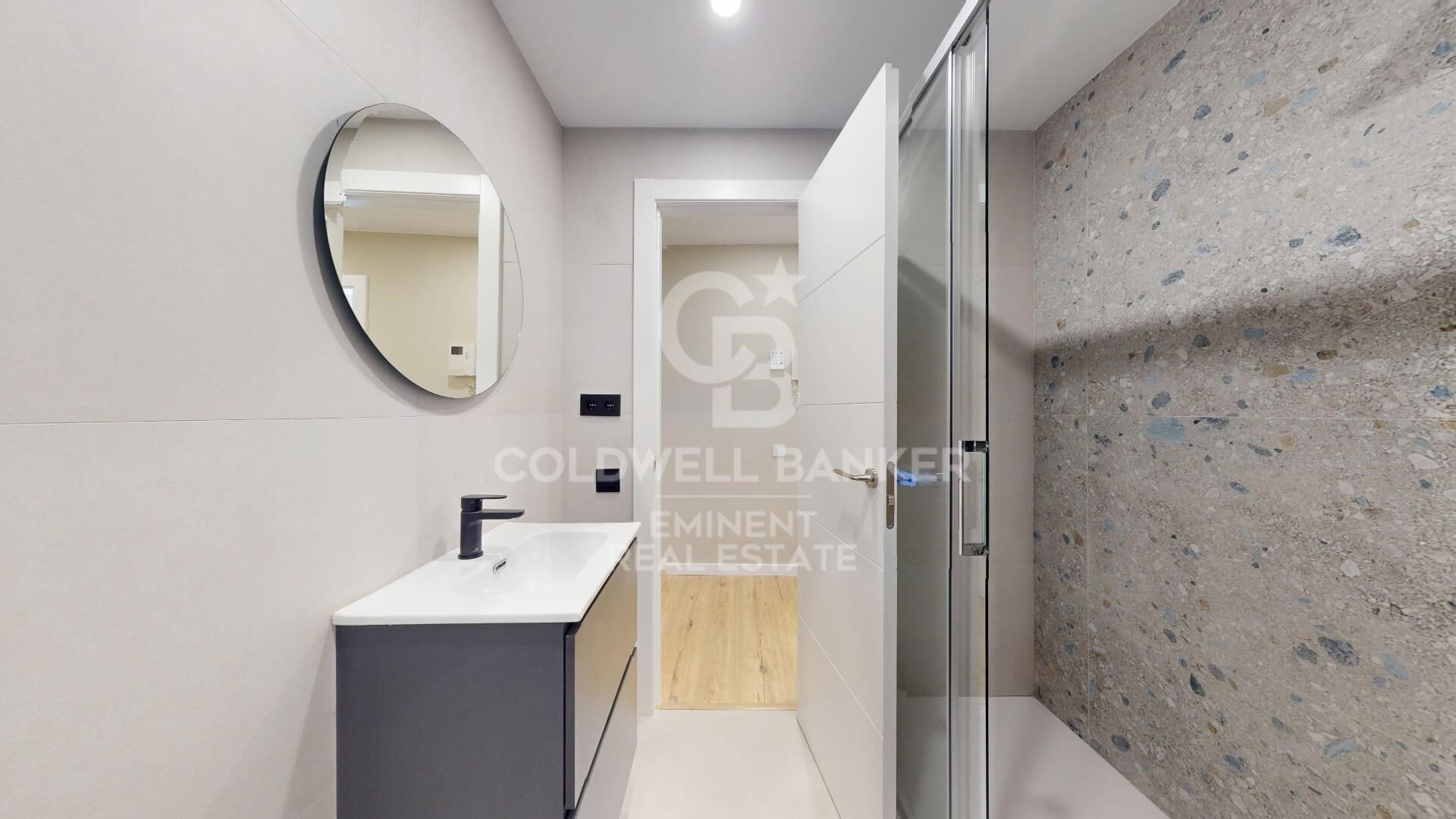 Spectacular high-floor apartment with dual orientation on Rambla Brasil, delivered with a full refurbishment.