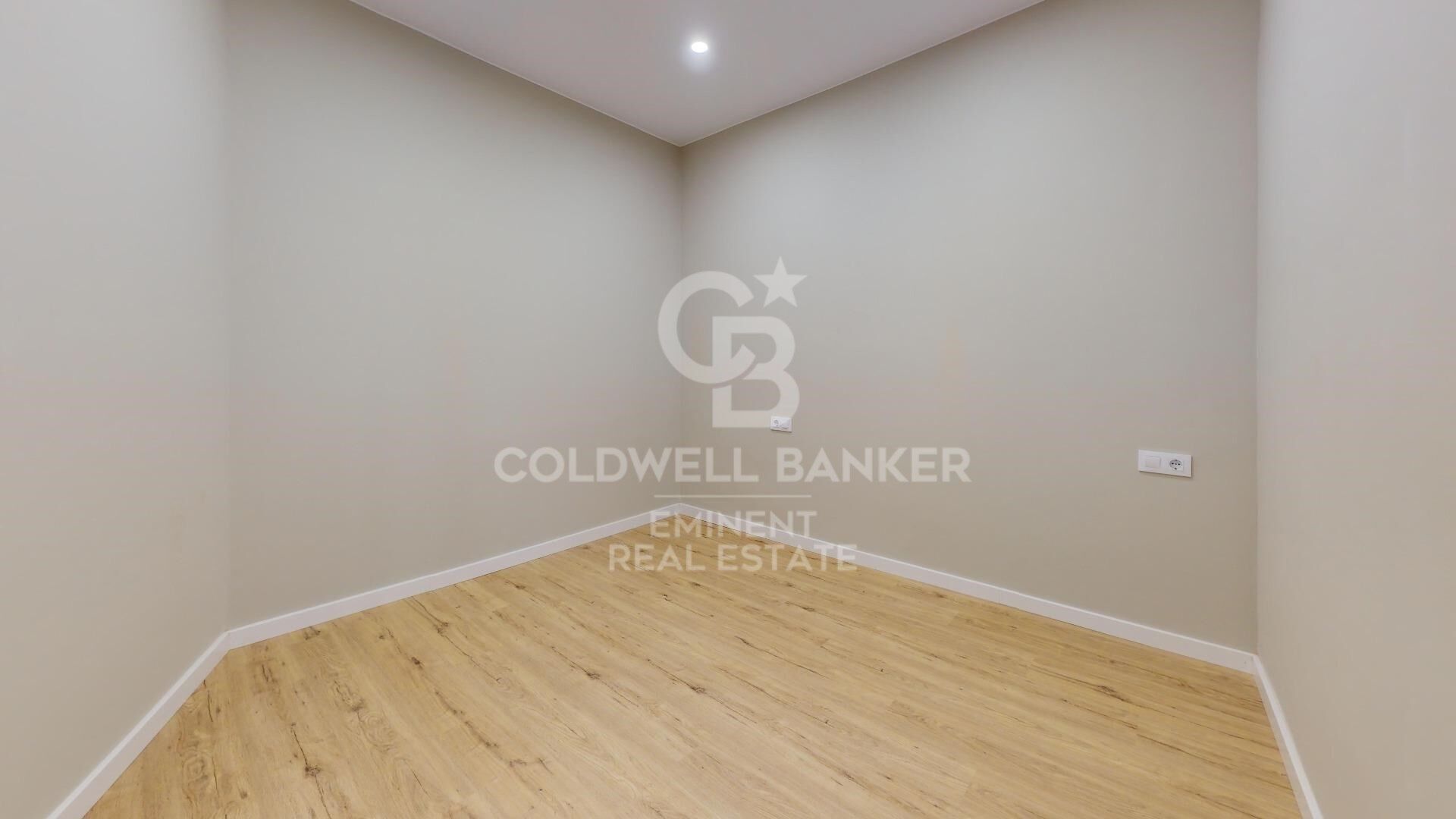 Spectacular high-floor apartment with dual orientation on Rambla Brasil, delivered with a full refurbishment.