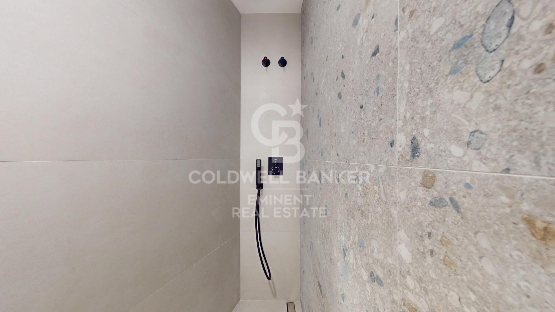 Spektakuläre Wohnung in oberer Etage mit doppelter Ausrichtung an der Rambla Brasil, die vollständig renoviert übergeben wird.