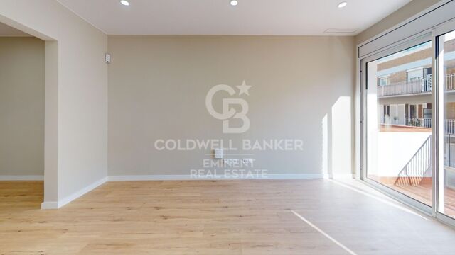 Spectacular high-floor apartment with dual orientation on Rambla Brasil, delivered with a full refurbishment.