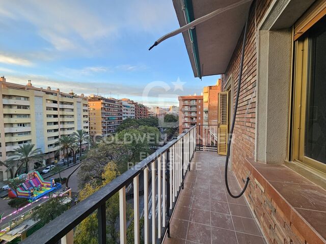 Espectacular piso alto con doble orientación en Rambla Brasil, se entrega con reforma integral.