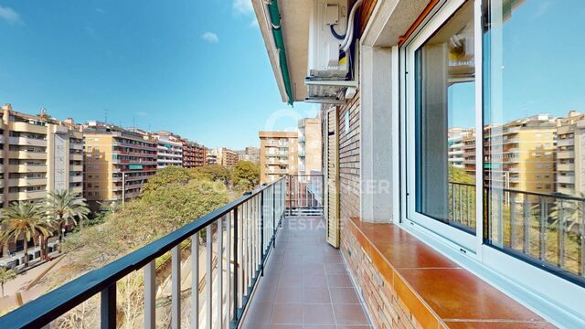 Spectacular high-floor apartment with dual orientation on Rambla Brasil, delivered with a full refurbishment.