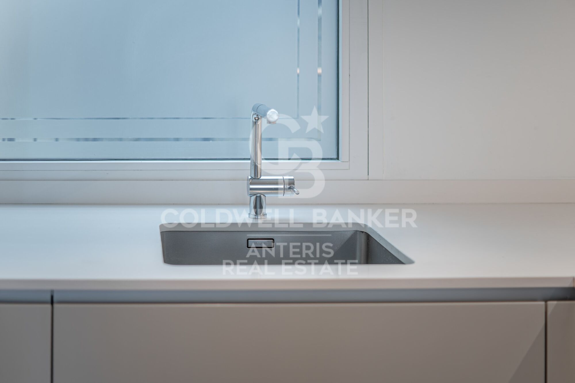 Ático dúplex con plazas de aparcamiento, trastero y servicio de conserjería en una finca totalmente rehabilitada