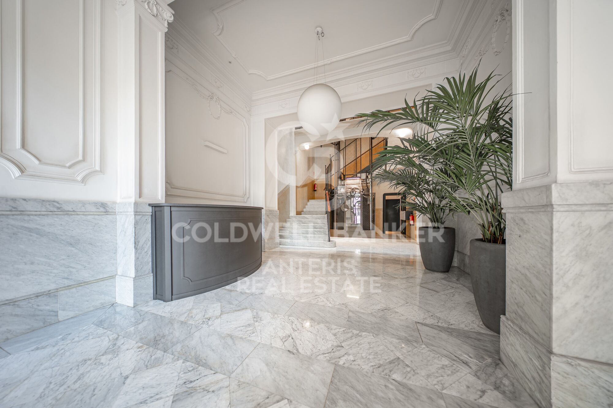 Ático dúplex con plazas de aparcamiento, trastero y servicio de conserjería en una finca totalmente rehabilitada