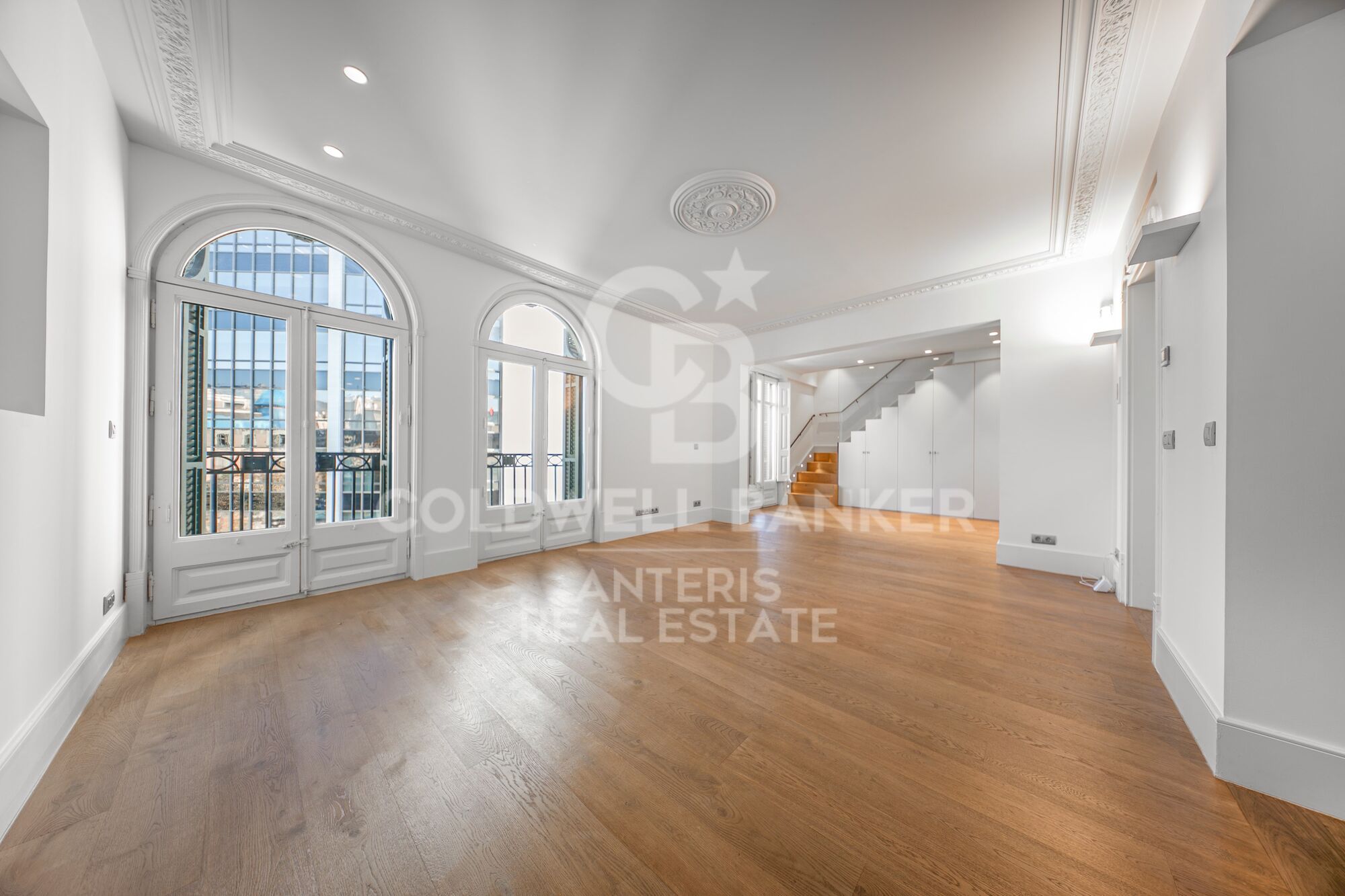 Ático dúplex con plazas de aparcamiento, trastero y servicio de conserjería en una finca totalmente rehabilitada