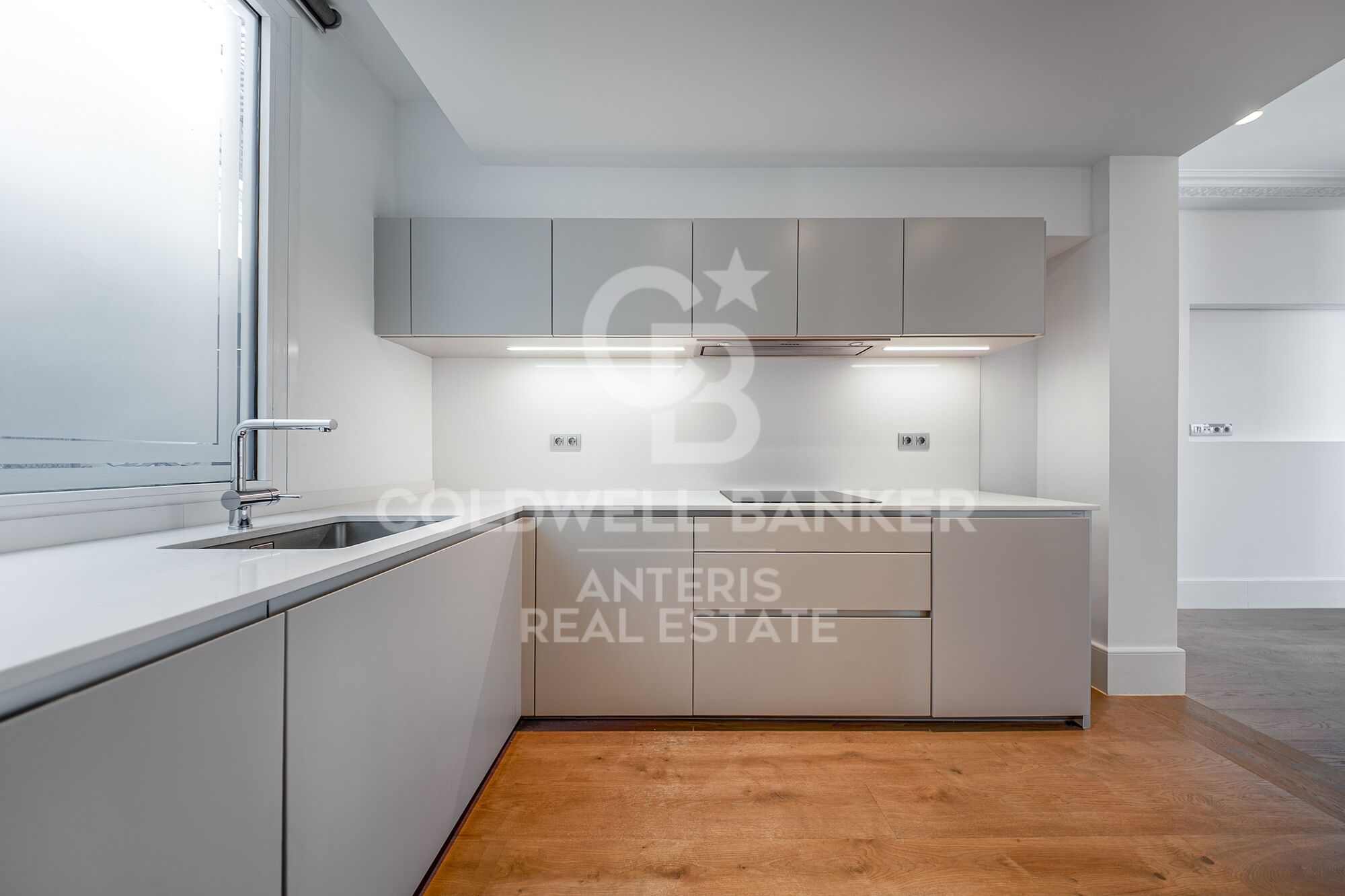 Ático dúplex con plazas de aparcamiento, trastero y servicio de conserjería en una finca totalmente rehabilitada