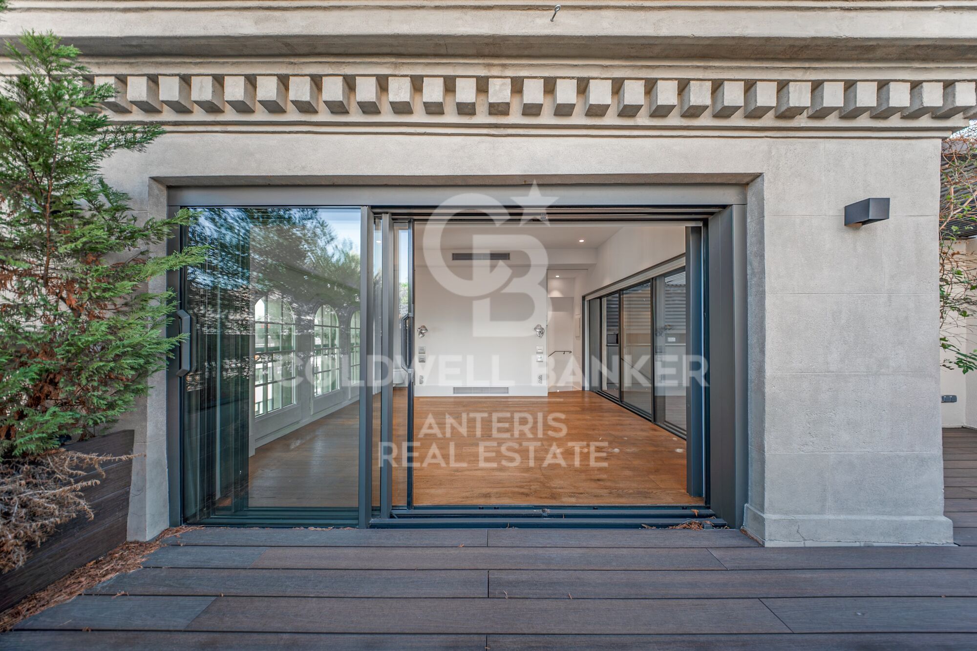 Ático dúplex con plazas de aparcamiento, trastero y servicio de conserjería en una finca totalmente rehabilitada