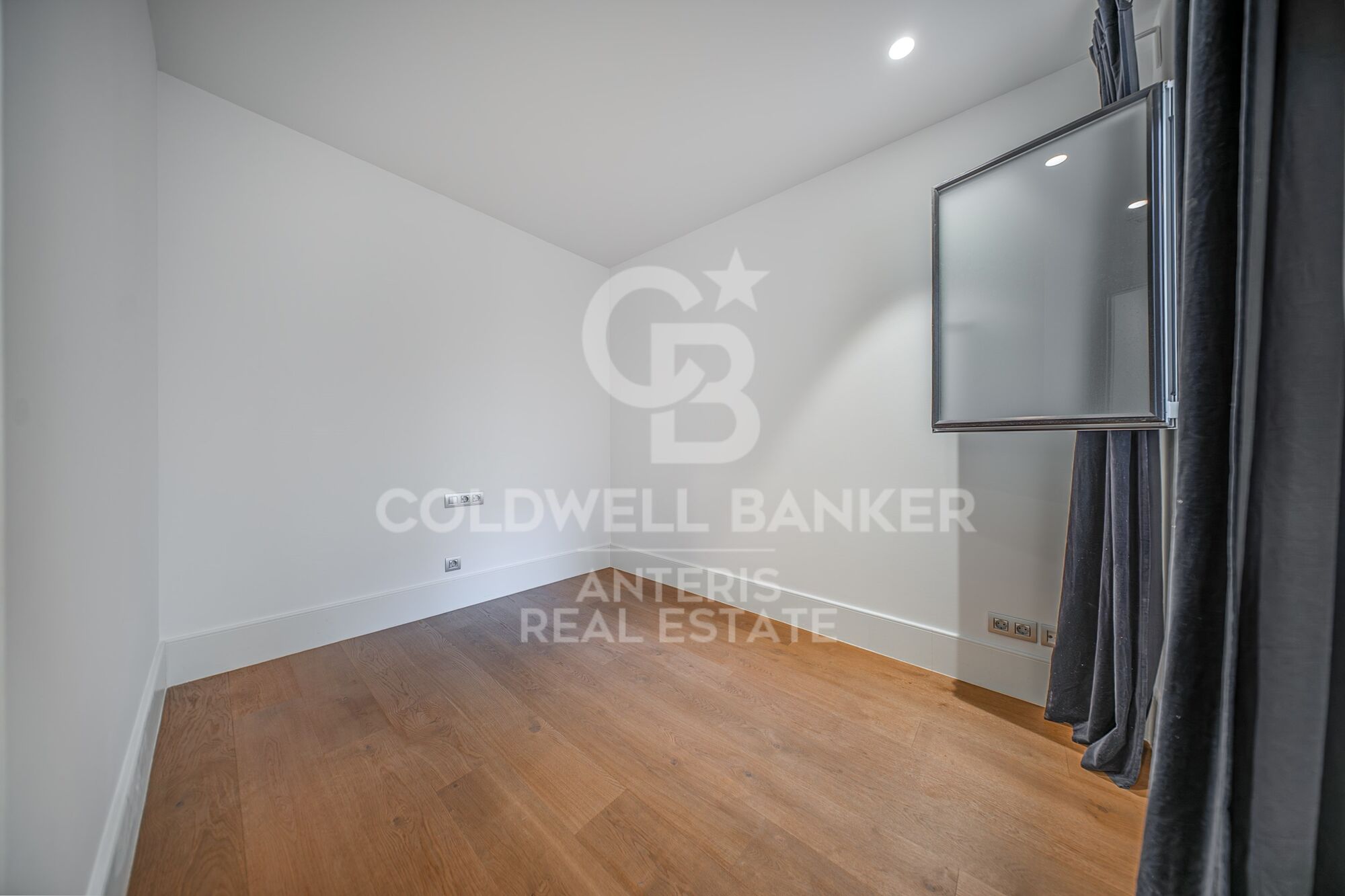 Ático dúplex con plazas de aparcamiento, trastero y servicio de conserjería en una finca totalmente rehabilitada