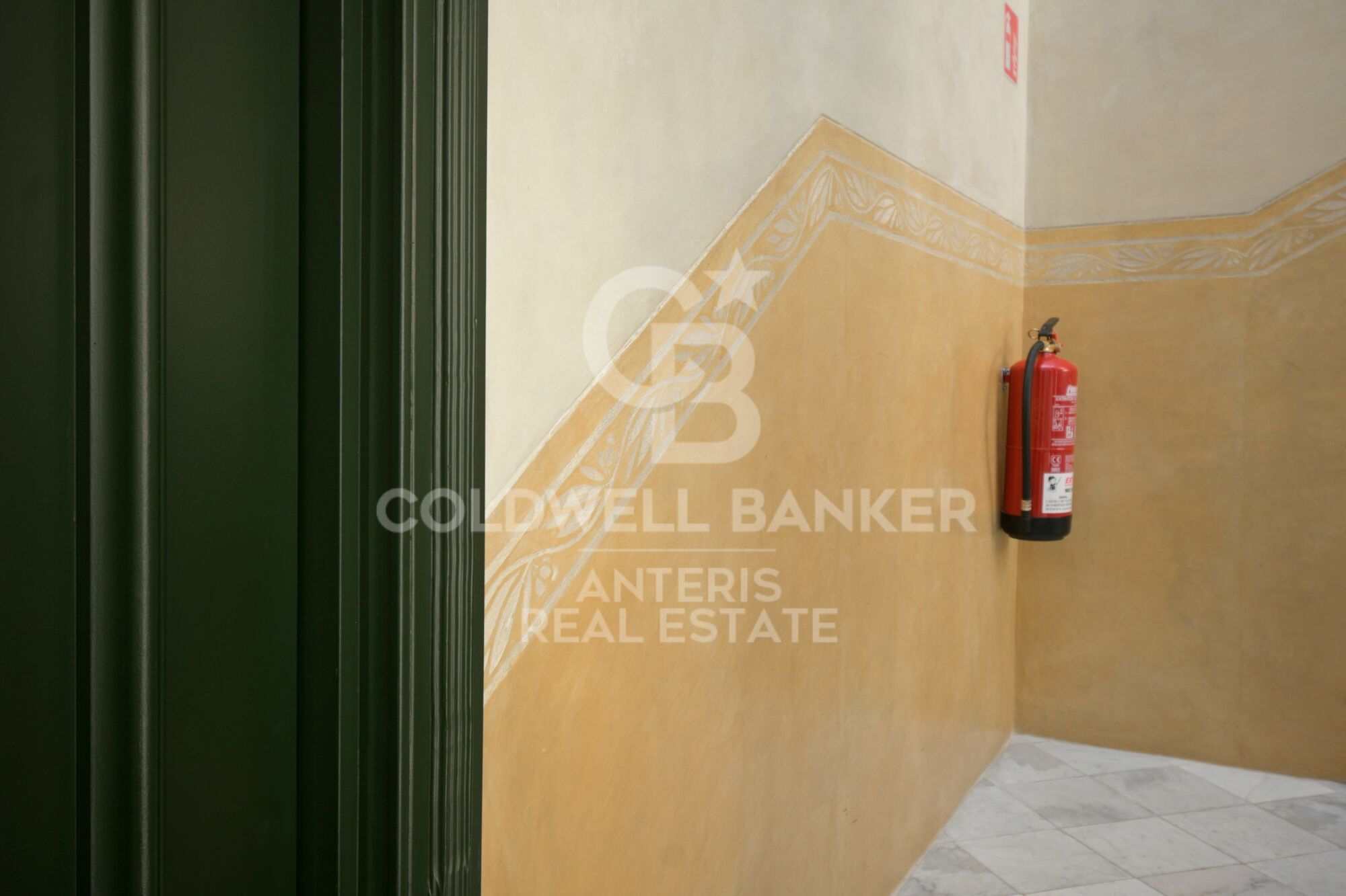 Ático dúplex con plazas de aparcamiento, trastero y servicio de conserjería en una finca totalmente rehabilitada