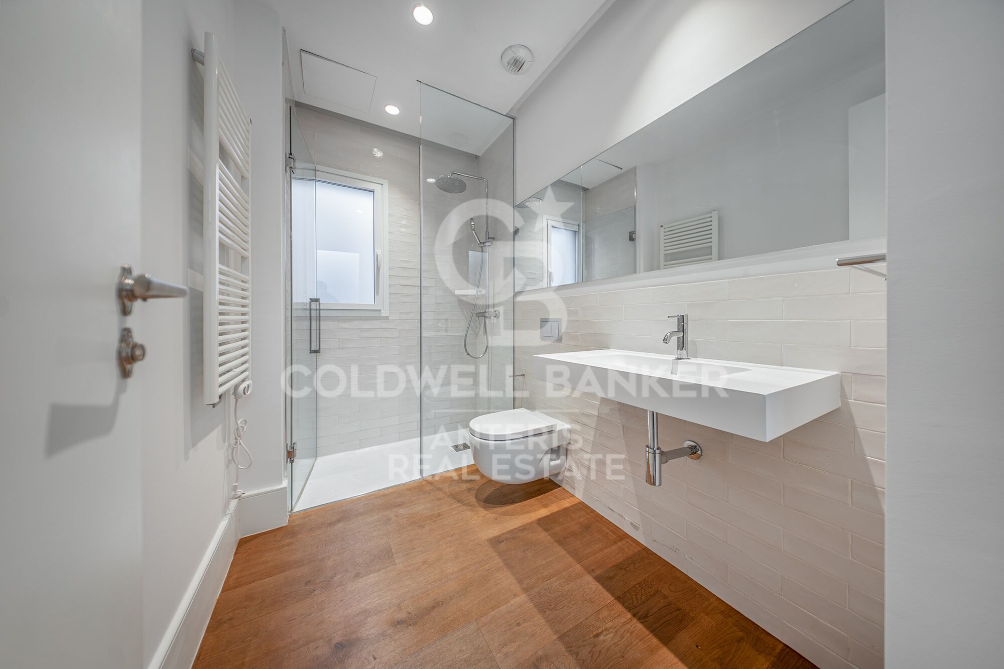 Ático dúplex con plazas de aparcamiento, trastero y servicio de conserjería en una finca totalmente rehabilitada