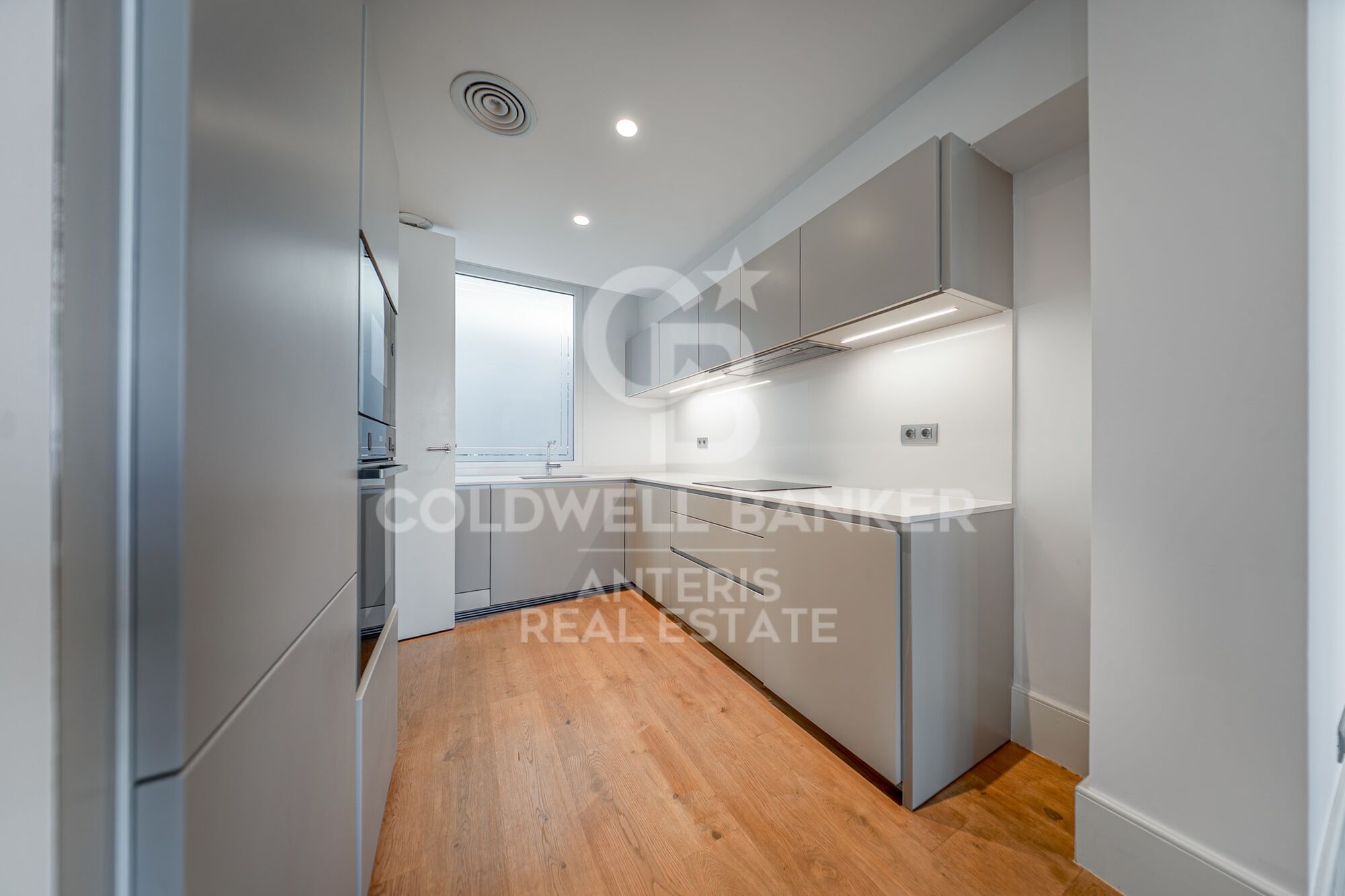 Ático dúplex con plazas de aparcamiento, trastero y servicio de conserjería en una finca totalmente rehabilitada