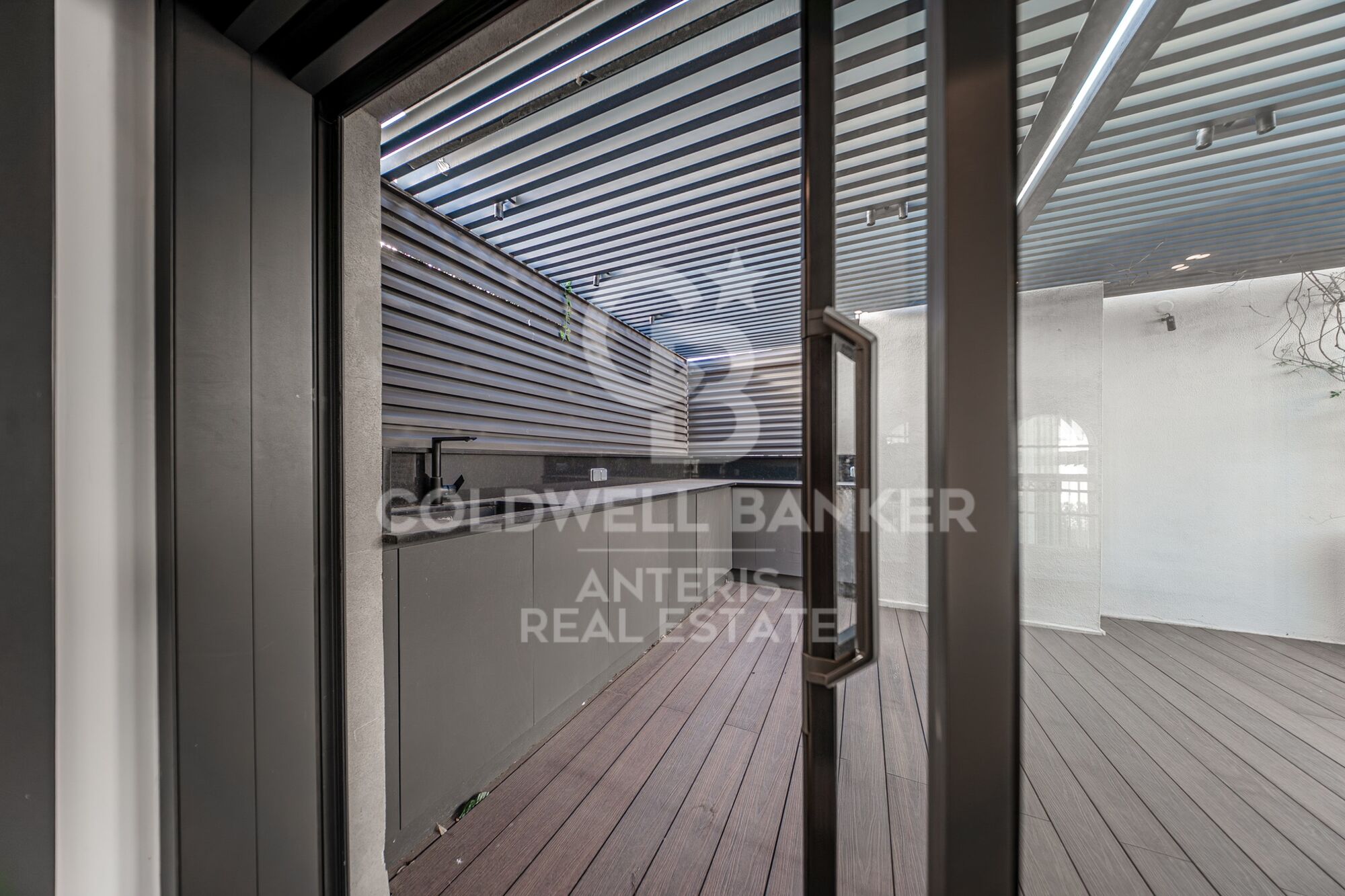 Ático dúplex con plazas de aparcamiento, trastero y servicio de conserjería en una finca totalmente rehabilitada