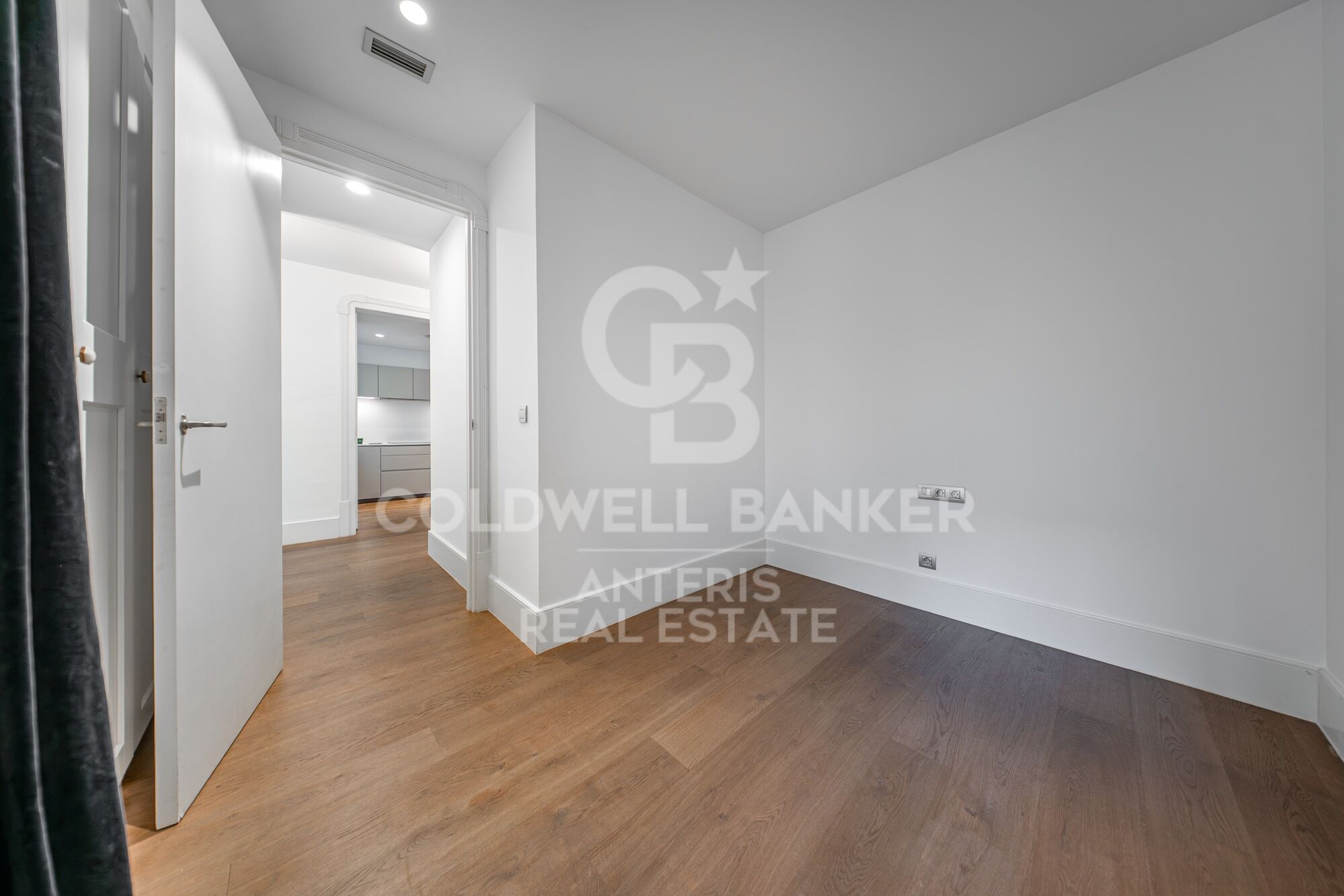 Ático dúplex con plazas de aparcamiento, trastero y servicio de conserjería en una finca totalmente rehabilitada