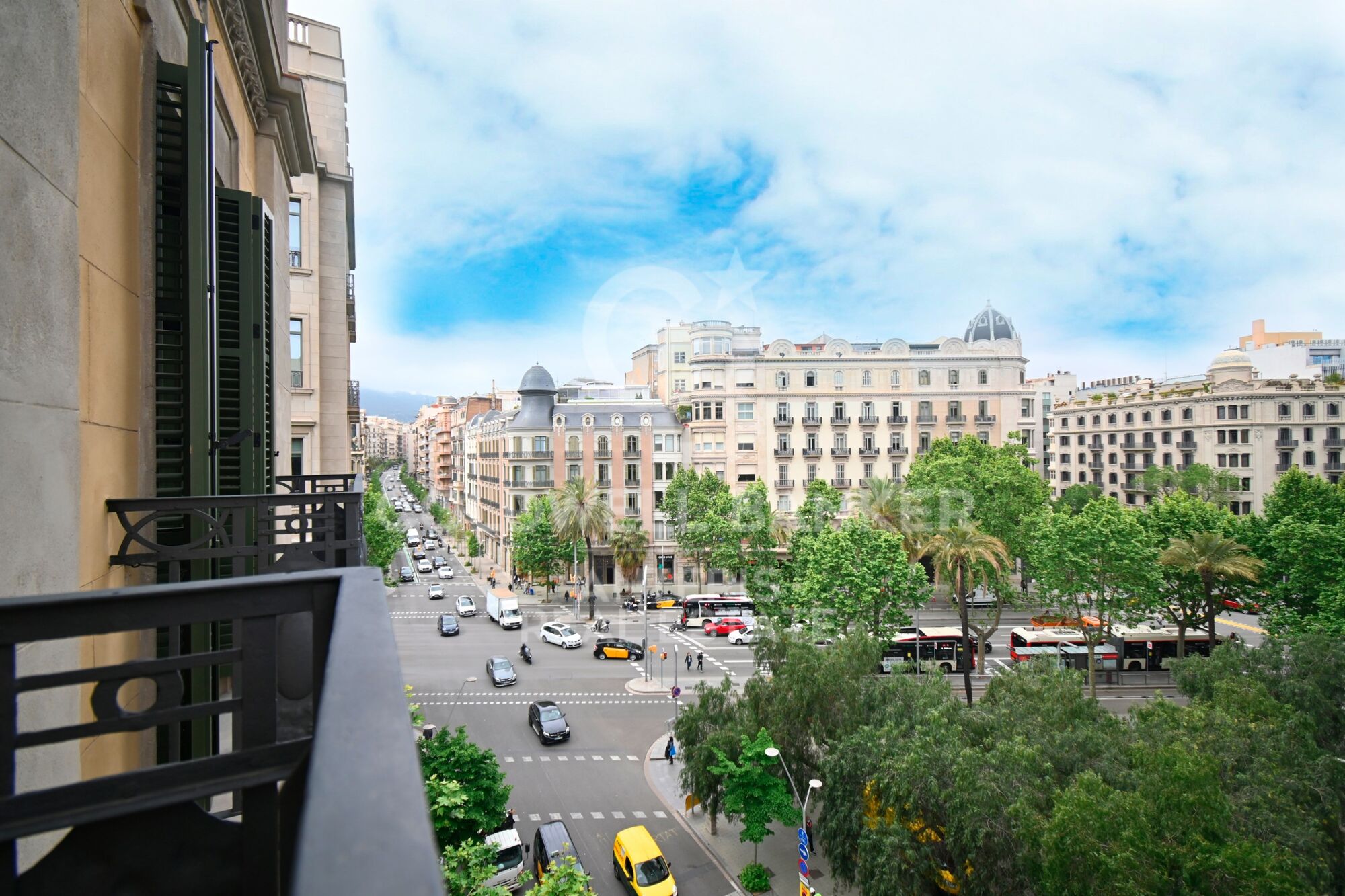 Ático dúplex con plazas de aparcamiento, trastero y servicio de conserjería en una finca totalmente rehabilitada