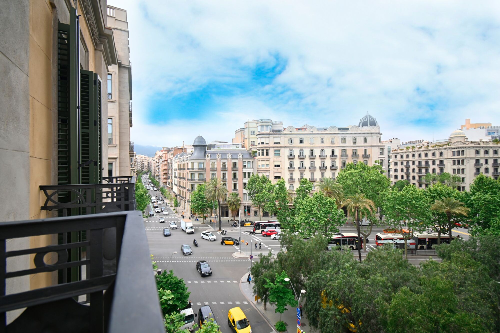Ático dúplex con plazas de aparcamiento, trastero y servicio de conserjería en una finca totalmente rehabilitada