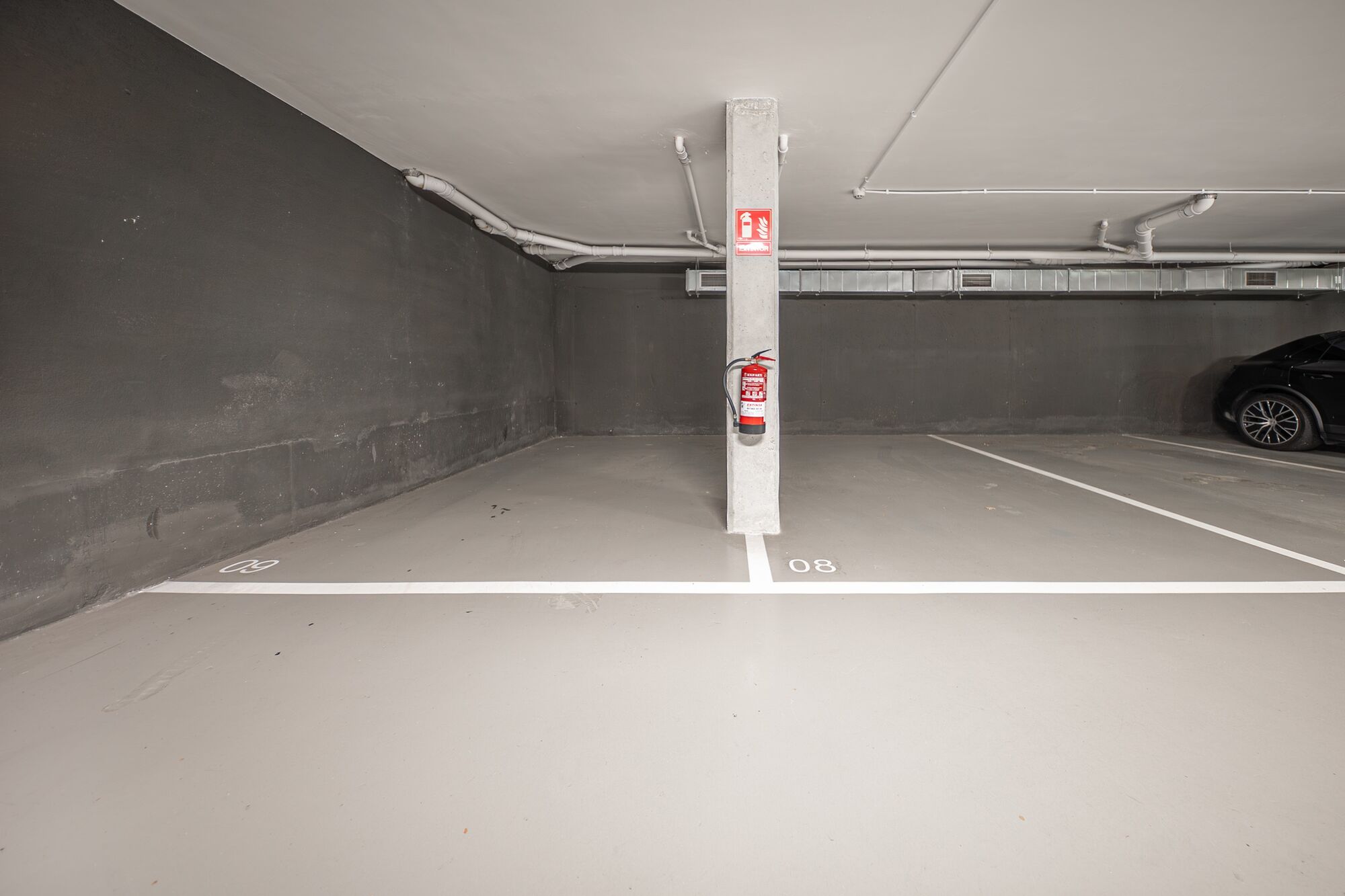 Ático dúplex con plazas de aparcamiento, trastero y servicio de conserjería en una finca totalmente rehabilitada