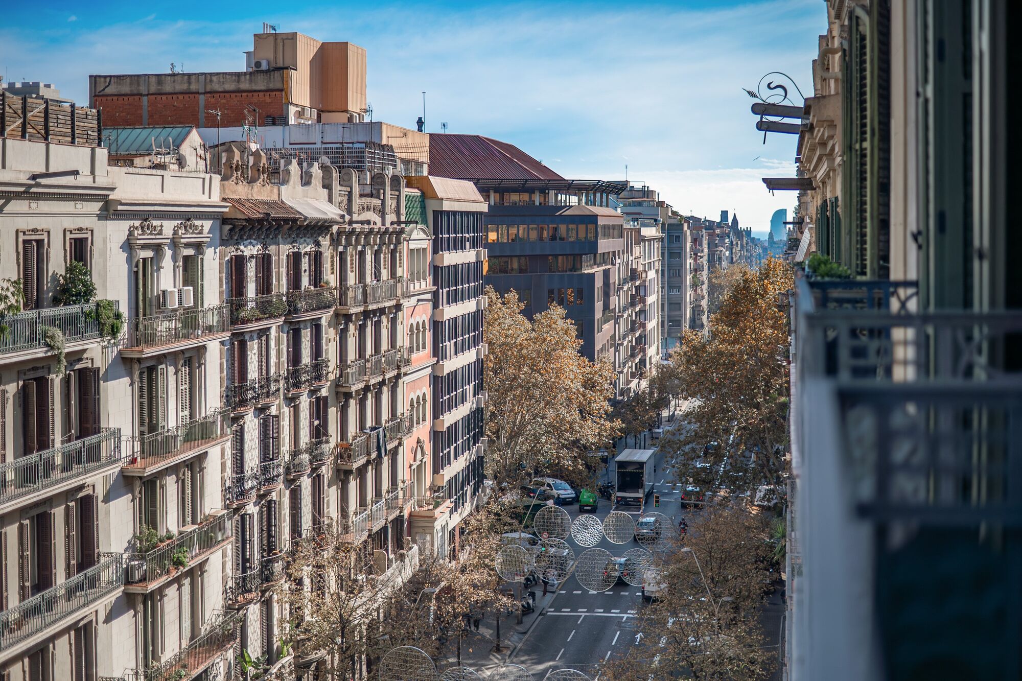 Ático dúplex con plazas de aparcamiento, trastero y servicio de conserjería en una finca totalmente rehabilitada