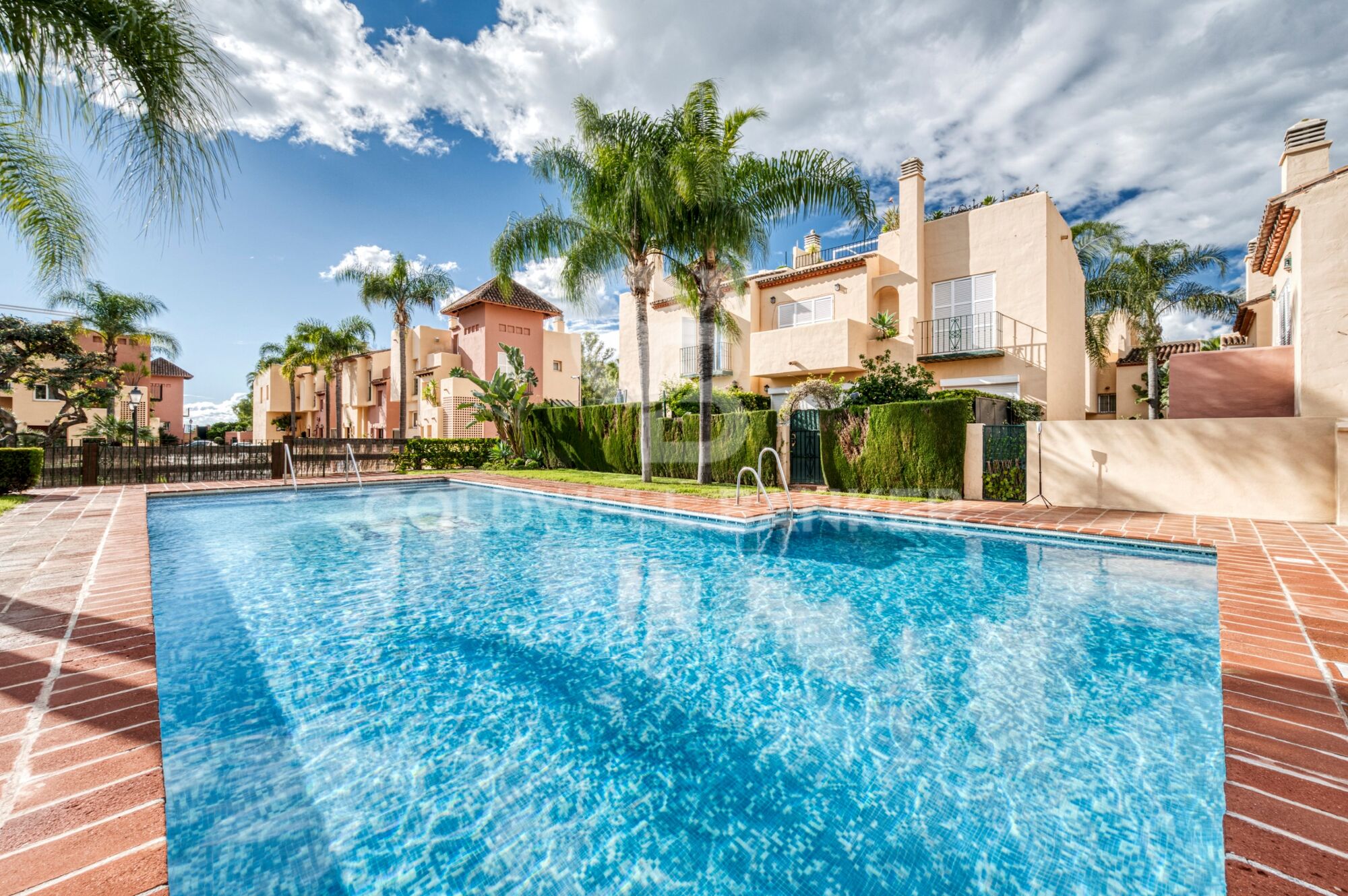 Exclusive menise with sea and mountain views in Marbella
