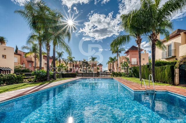 Exklusives Seinhang mit Blick auf das Meer und die Berge in Marbella