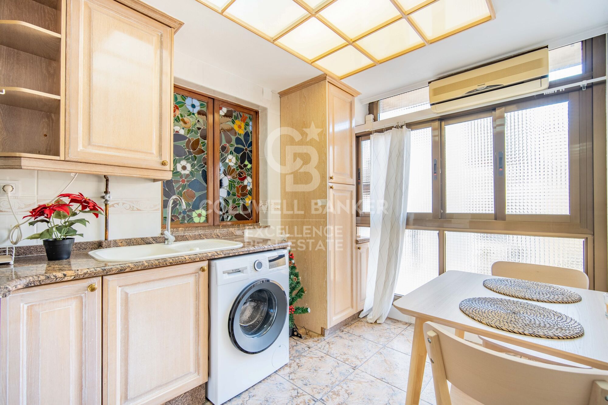 Appartement de 133 m2 avec balcon et garage situé sur la Plaza Vicente Iborra, El Carmen. Idéal pour les investisseurs et les familles