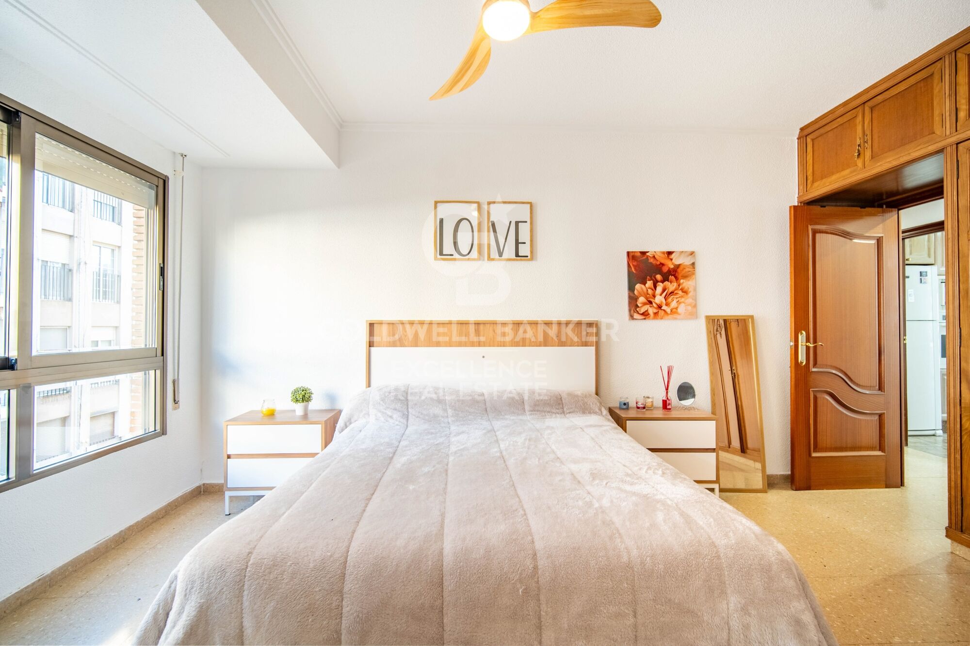 Appartement de 133 m2 avec balcon et garage situé sur la Plaza Vicente Iborra, El Carmen. Idéal pour les investisseurs et les familles