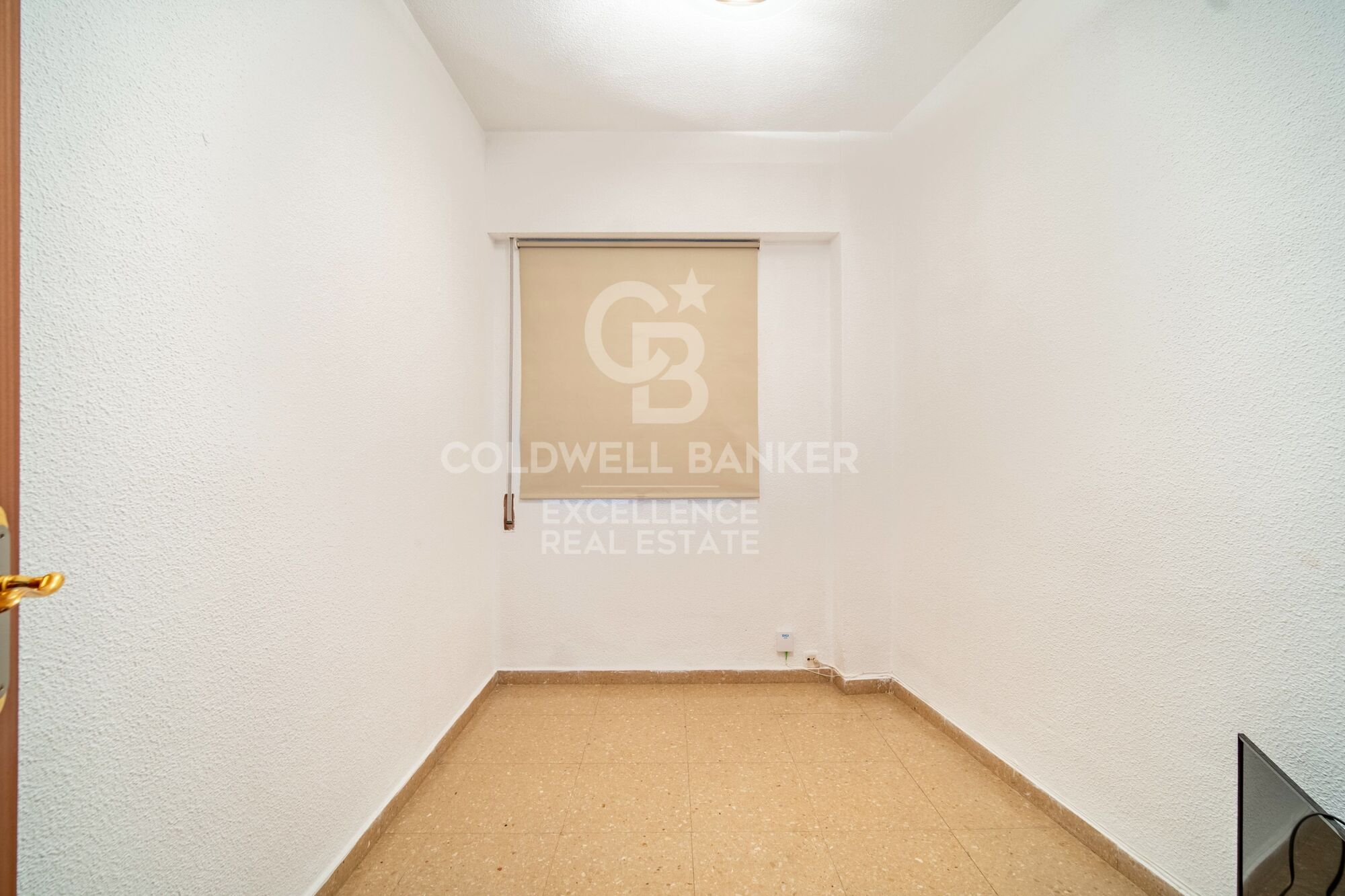 Appartement de 133 m2 avec balcon et garage situé sur la Plaza Vicente Iborra, El Carmen. Idéal pour les investisseurs et les familles