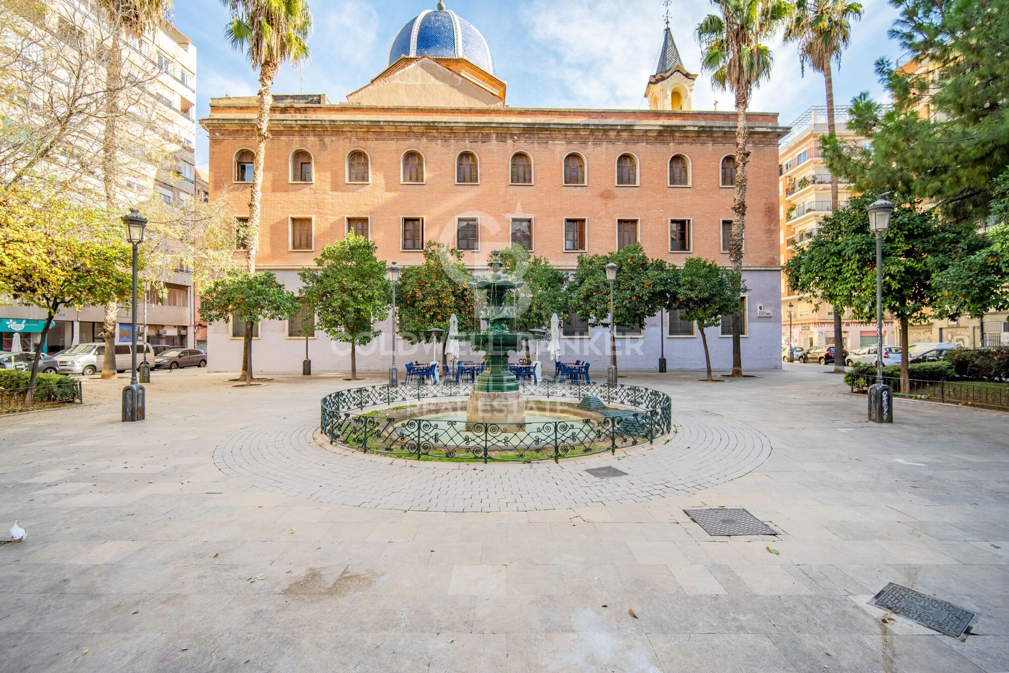 Appartement de 133 m2 avec balcon et garage situé sur la Plaza Vicente Iborra, El Carmen. Idéal pour les investisseurs et les familles