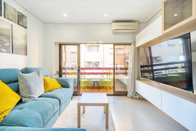 Piso de 133 m2 con balcón y garaje en Plaza Vicente Iborra, El Carmen. Ideal para inversores y familias