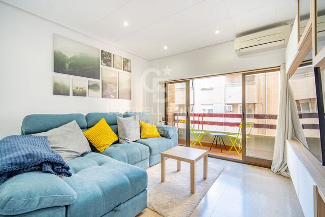 Piso de 133 m2 con balcón y garaje en Plaza Vicente Iborra, El Carmen. Ideal para inversores y familias