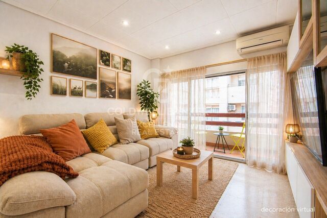 133 m2 flat with balcony in Plaza Vicente Iborra, El Carmen. Ideal for investors and families