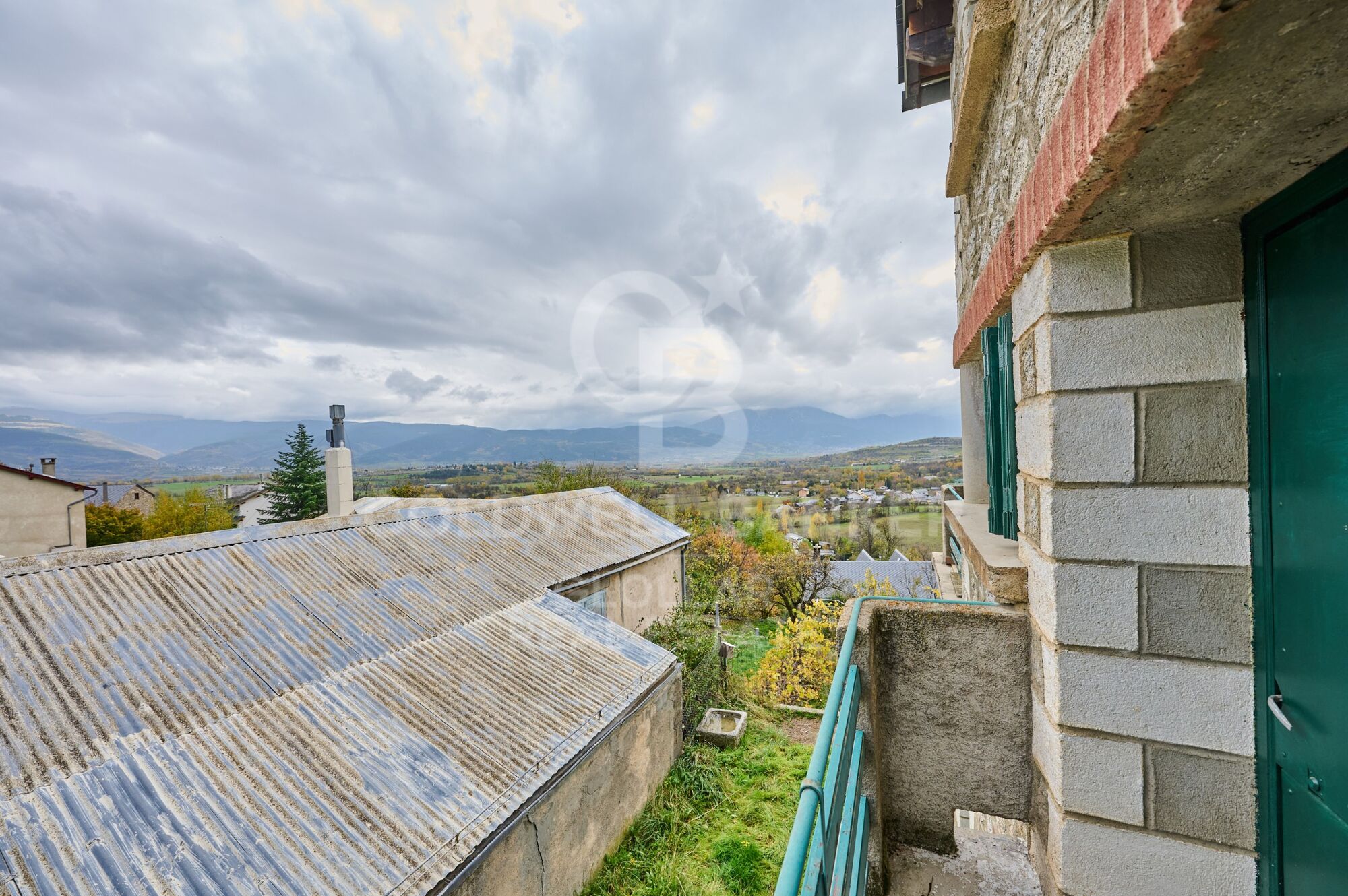 Casa con jardín privado y vistas