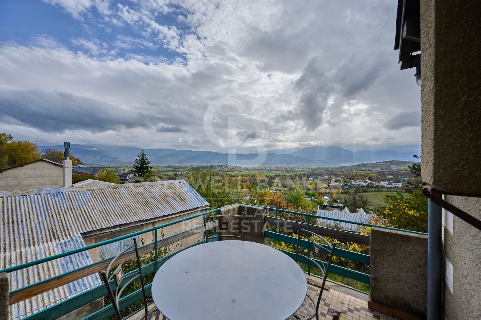 Casa con jardín privado y vistas