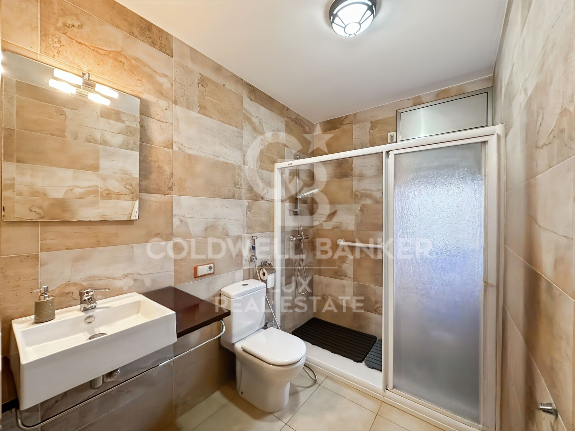 Casa en venta en Vic, barrio residencial, jardín y garaje