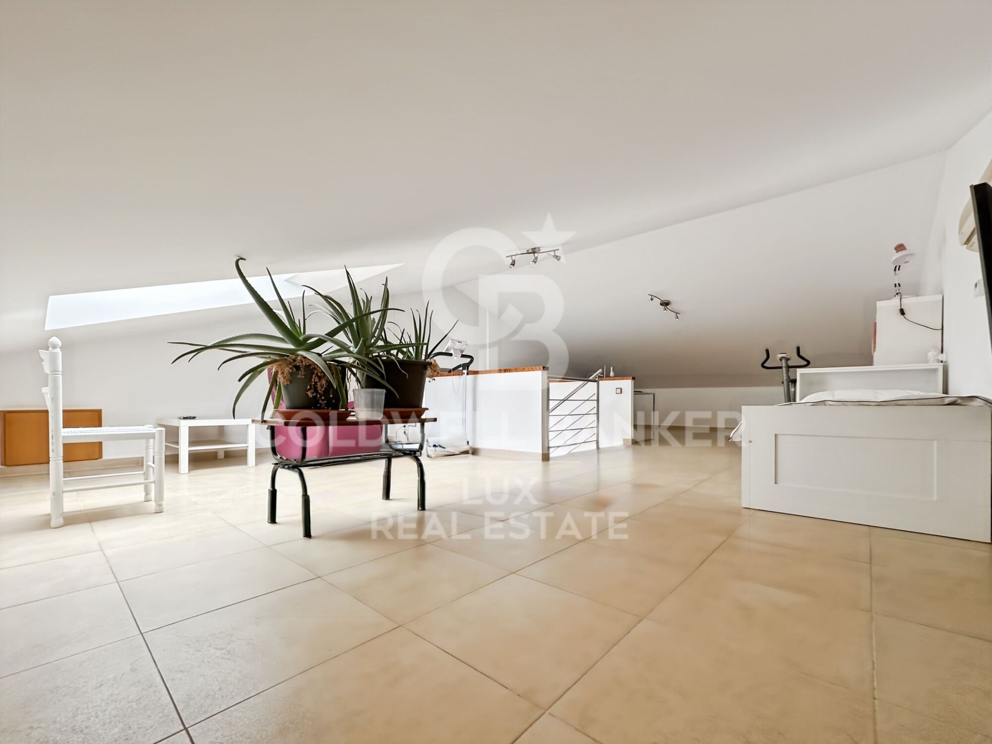 Casa en venta en Vic, barrio residencial, jardín y garaje