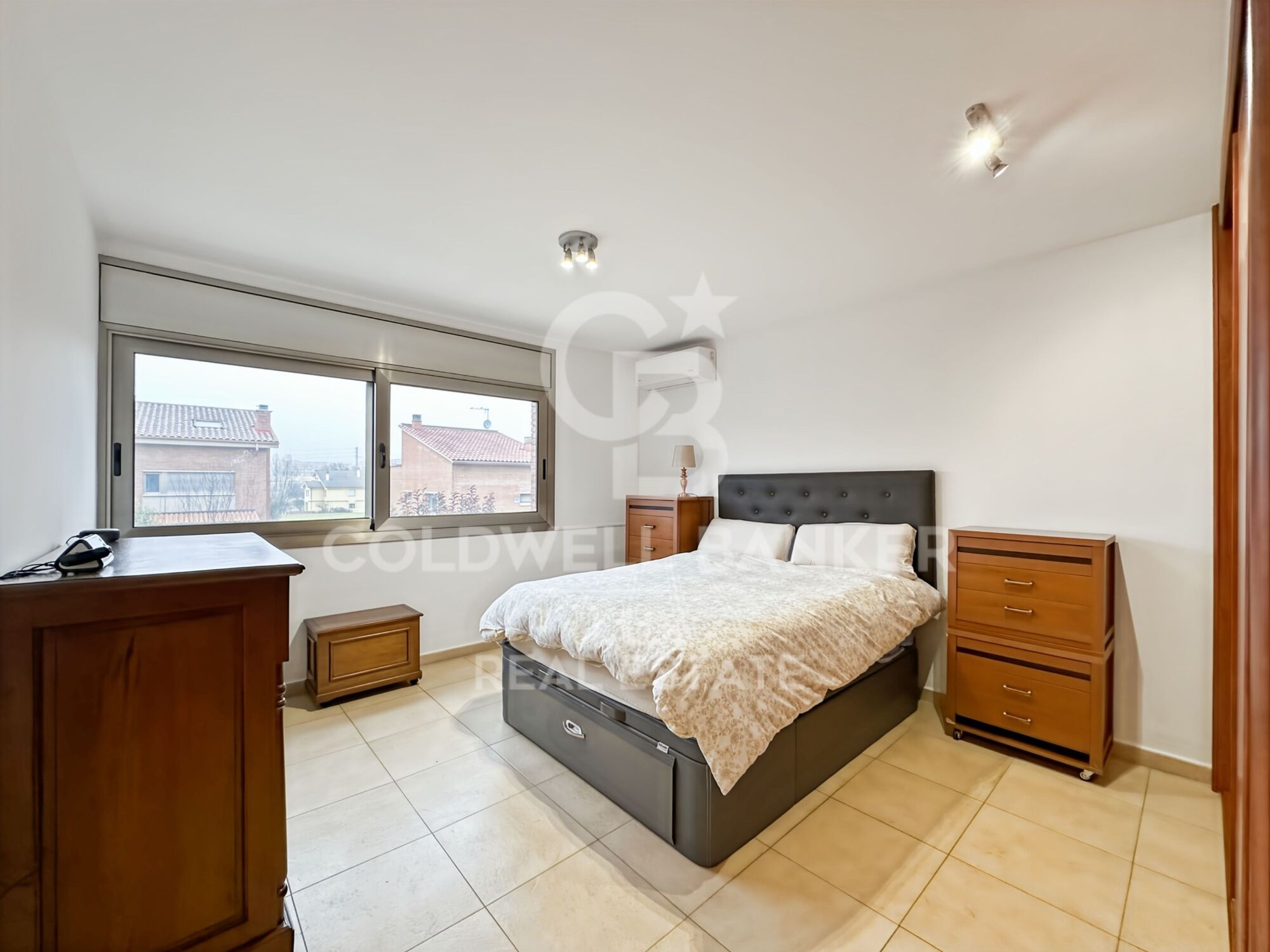 Maison à vendre à Vic, quartier résidentiel, jardin et garage