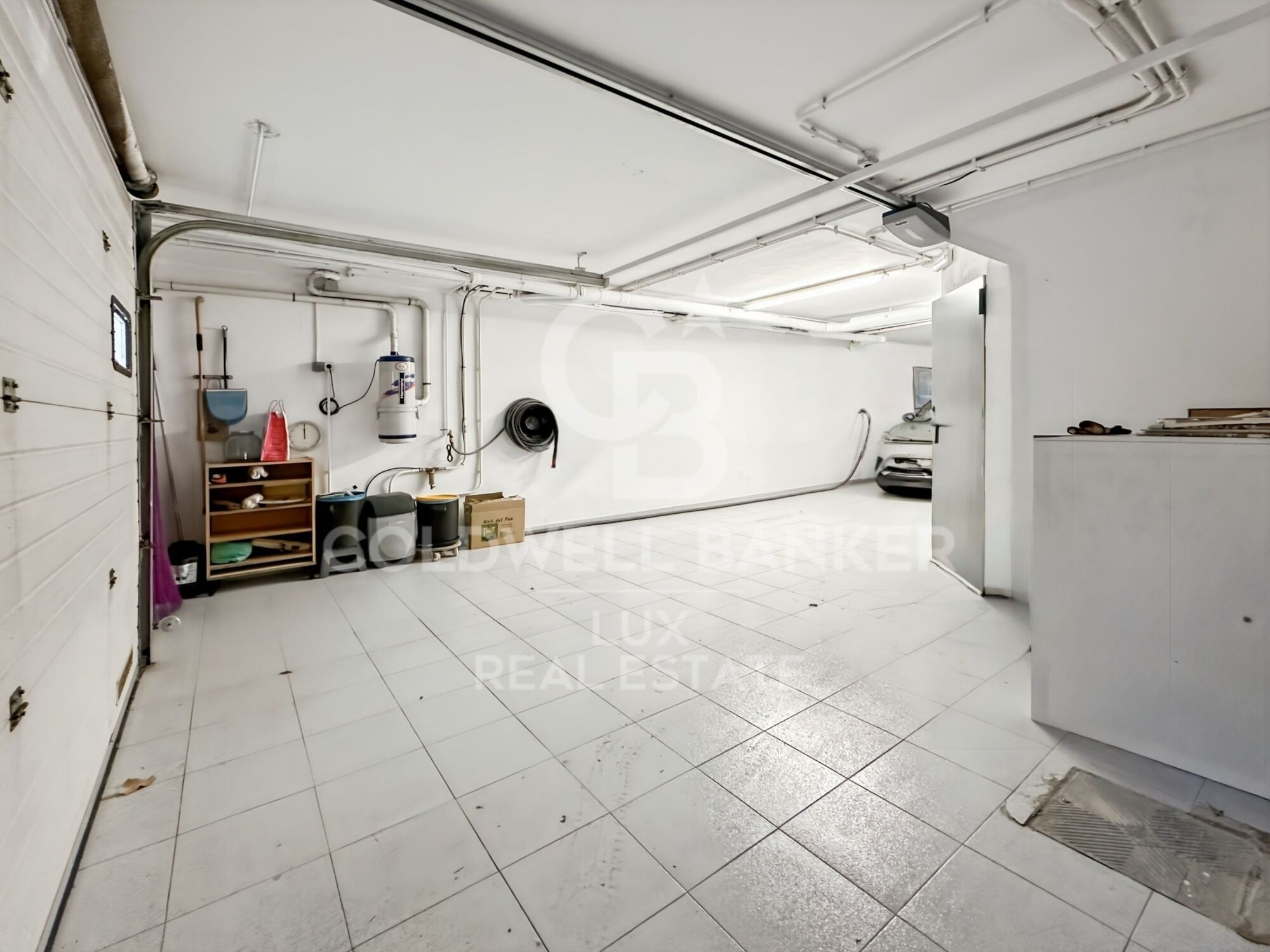 Maison à vendre à Vic, quartier résidentiel, jardin et garage