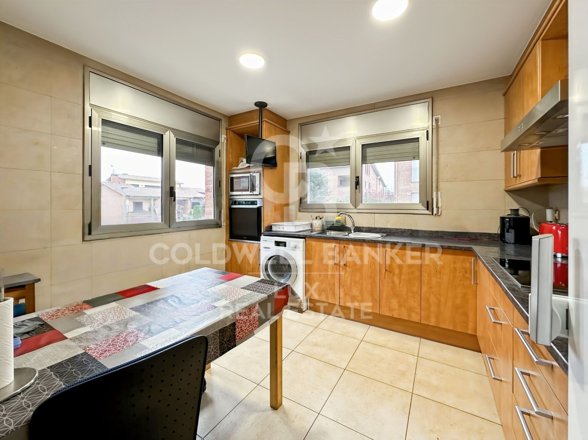 Maison à vendre à Vic, quartier résidentiel, jardin et garage