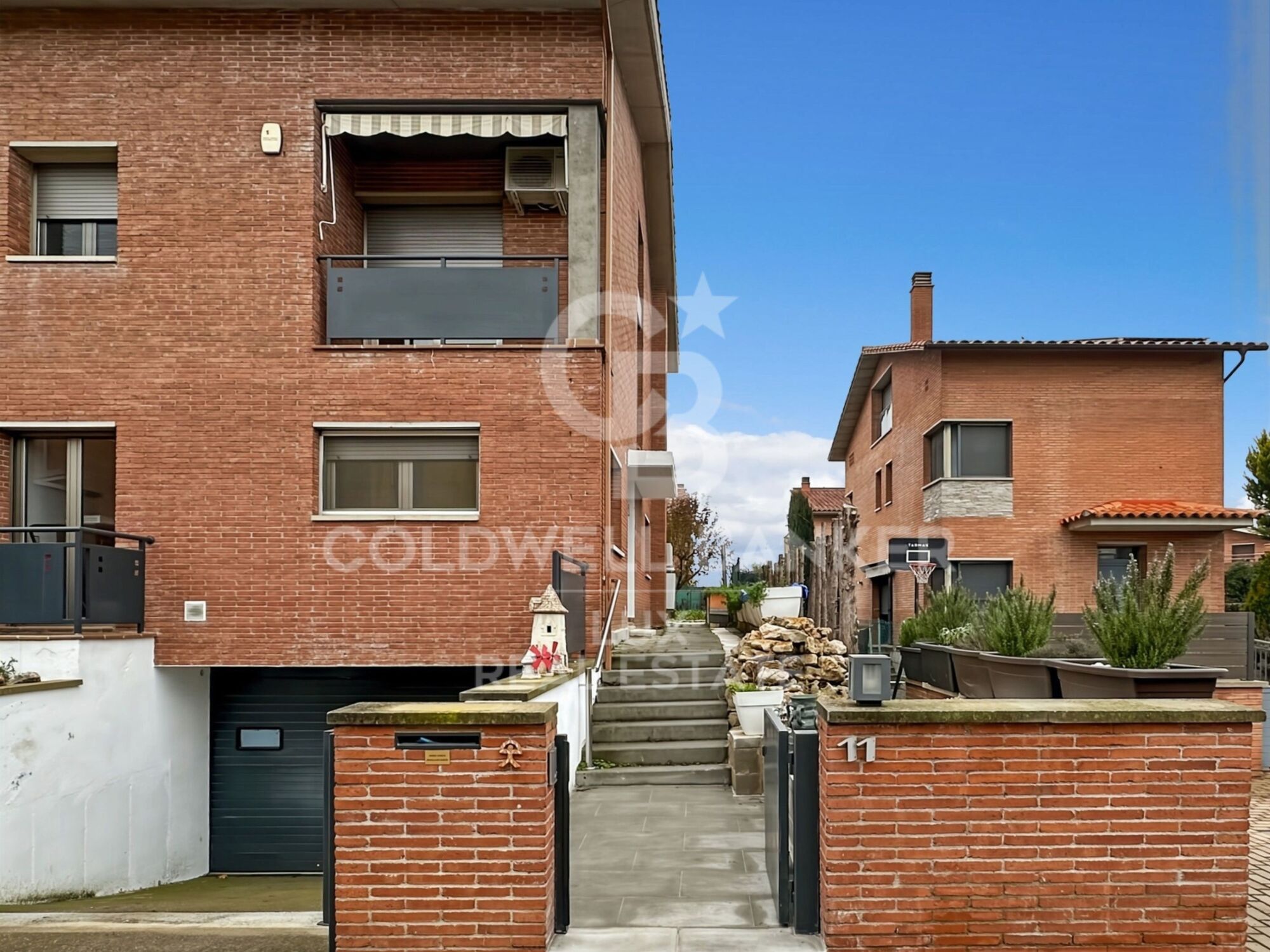House for sale in Vic, residential area, garden and garage