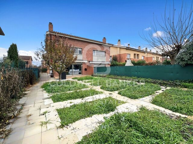 Maison à vendre à Vic, quartier résidentiel, jardin et garage