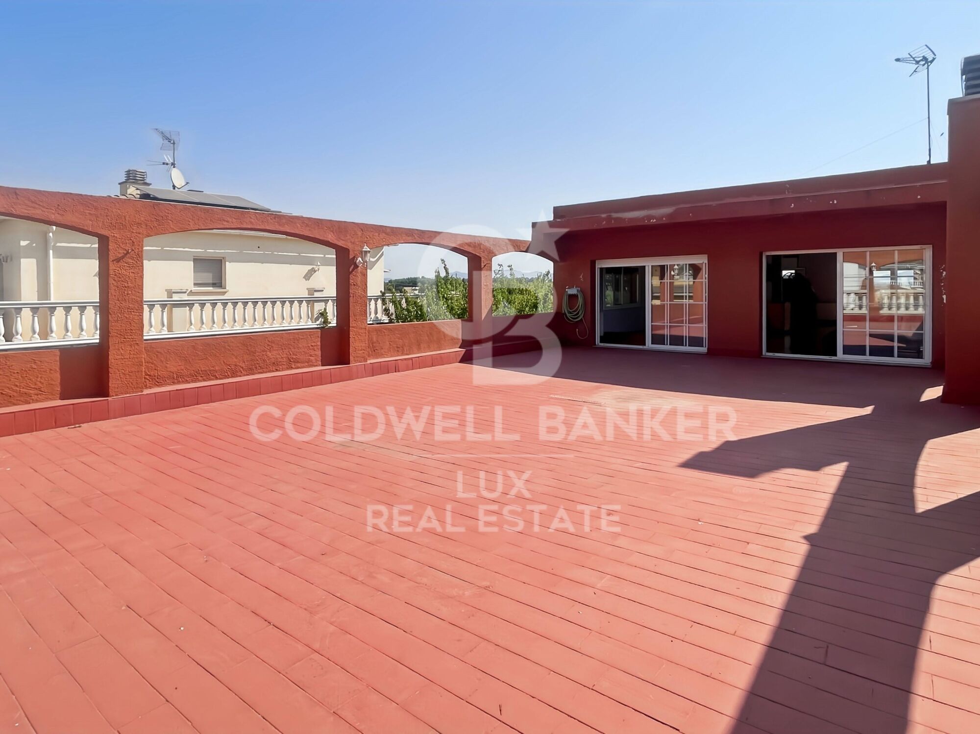 Haus in Llers mit Pool und Garage