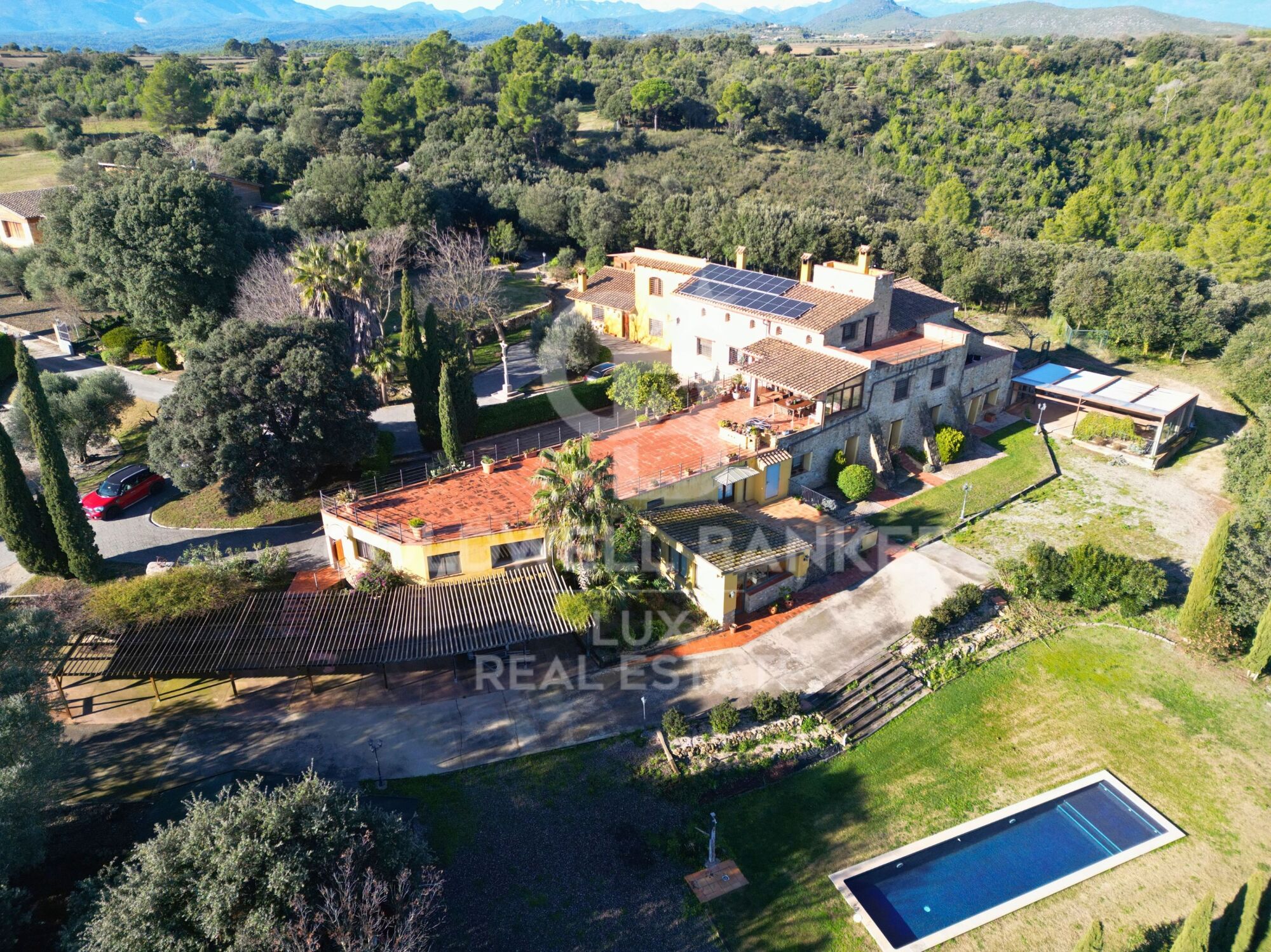 Opportunité d'investissement à Llers : Propriété rustique avec vue panoramique